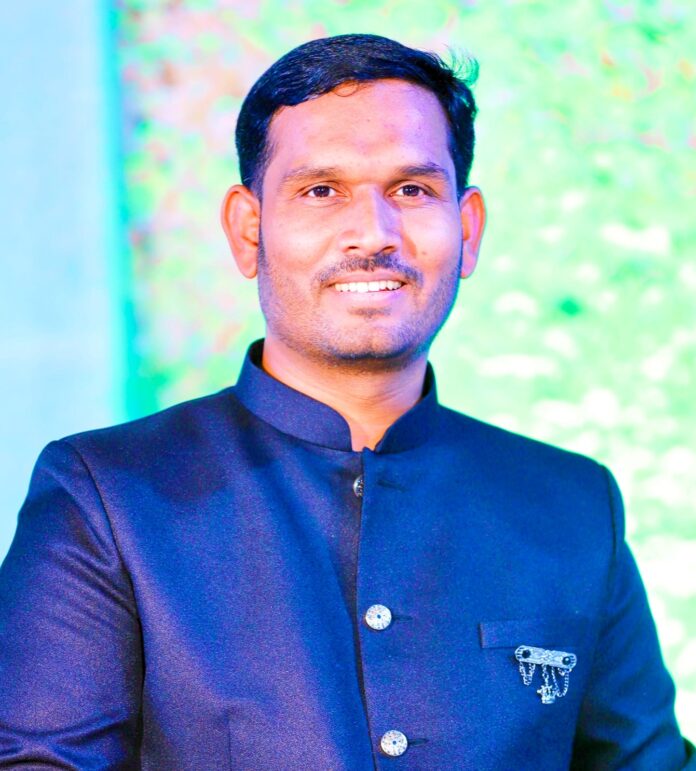भाजपा पुणे जिल्हा महामंत्री पदी आकाश कांबळे यांची फेरनिवड ...* *इंदापूर : एक नजर महाराष्ट्र न्यूज मुख्य संपादक : भीमसेन जाधव* - इंदापूर :येथील भारतीय जनता पार्टी महाराष्ट्र प्रदेश युवा मोर्चाचे सचिव, भाजपाचे धडाडीचे युवा नेते, मा.सरपंच परिषद अध्यक्ष, विविध सामाजिक राजकीय कार्यक्रमात आग्रही राहणारे युवा नेतृत्व उद्योजक श्री आकाश विलासराव कांबळे यांची भाजपा पुणे जिल्हा ग्रामीण महामंत्री पदी फेरनिवड एक मताने करण्यात आली  आहे. त्यांच्या निवडीबद्दल संपूर्ण जिल्ह्यातून त्यांच्यावर अभिनंदन यांचा वर्ष होत असून सर्वत्र त्यांचे कौतुक होत आहे.       खर तर भारतीय जनता पार्टीने एका खेड्या गावातील तरुणाला कोणतीही राजकीय पार्श्वभूमी नसताना देखील माझ्यातील धडपड ओळखून मला युवा मोर्चा महाराष्ट्र प्रदेश सचिव पदाची जबाबदारी दिली हि जबाबदारी पार पाडत असताना गेल्या 2 टर्म मध्ये या पदाला साजेसे काम करण्याची संधी मला मिळाली. या कार्यकाळात कधीच पक्षाने दिलेल्या जबाबदारीतून  बाहेर पडलो नाही तदनंतर पक्षाने मला कोल्हापूर जिल्याच्या युवा मोर्चा प्राभारी पदाची जबाबदारी दिली. तेथे ही मी प्रवास करून पक्ष संघटन वाढीकरिता प्रयत्न केले. असल्याचे निवडीनंतर आमचा वृत पत्रकाशी  बोलताना  सांगितले, मुख्यमंत्री ना देवेंद्र फडणवीस यांच्या  मनातील असणारी संकल्पना म्हणजेच युवा वरियार्स याचा ही मी पश्चिम महाराष्ट्र संयोजक म्हणून काम करीत असताना समाधान होतेच. युवा वॉरियर्स यामध्ये युवकाचा मोठा मेळावा देखील बारामती या ठिकाणी तत्कालीन प्रदेशाध्यक्ष चंद्रशेखरजी बावनकुळे साहेब यांच्या उपस्थितीमध्ये मला घेण्याचे भाग्य मिळाले. तसेच पंढरपूर पोटनिवणुक, कोल्हापूर पोटनिवडणूक, गोवा विधानसभा या ठिकाणचा निवडणूक प्रक्रियेत माझा निवासी सक्रिय सहभाग होता. विविध आंदोलने, पक्षाचे विविध उपक्रम, मन की बात सारखे अनेक विषय यांसारखे कामे करत असताना पक्षसंघटनेत कधीच कोणत्याच कामात चालढकल केली नाही आणि त्याचच फलित म्हणून पक्षाने माझ्यावरती  भारतीय जनता पार्टी पुणे ग्रामिणच्या महामंत्री पदाची जबाबदारी संघटनेने माझ्यावरती दुसऱ्यांदा सोपवली असल्याचेही त्यांनी पुढे बोलताना सांगून  या नवीन जबाबदारी मध्ये  तुसभरही कमी पडणार नाही असा विश्वास  व्यक्त केला.           असेही पुढे बोलताना सांगितले. महाराष्ट्राचे मुख्यमंत्री देवेंद्रजी फडवणीस साहेब, भाजपा महाराष्ट्राचे प्रदेशाध्यक्ष रवींद्रजी चव्हाण साहेब, केंद्रीय मंत्री मुरलीधर अण्णा मोहोळ, महाराष्ट्र राज्याचे उच्च व तंत्र शिक्षण मंत्री चंद्रकांत दादा पाटील, भाजपा महामंत्री राजेश दादा पांडे, पुणे जिल्ह्याचे समन्वयक व दौंड तालुक्याचे आमदार राहुल दादा कुल, भाजपा नेते प्रवीण भैय्या माने, जिल्ह्यध्यक्ष शेखर भाऊ वढणे, भाजपा नेते वासुदेव नाना काळे, भाजपा ज्येष्ठ नेते बाळासाहेब तात्या गावडे, यांनी फादर बॉडी मध्ये मोठी जबाबदारी देत जो विश्वास माझ्या सारख्या सर्वसामान्य कुटुंबातील व्यक्तीवर दाखवला त्याला नक्कीच मी पुर्ण ताकदीने न्याय देण्याचा प्रयत्न करील व संपूर्ण जिल्ह्यात पक्षाचे काम जोमाने वाढवण्यात माझा मनापासून हातभार लावील...!! आत्ता पर्यंतच्या प्रवासात खूप हितचिंतक, मार्गदर्शक, मला भेटले. आणि त्यांच्याच आशीर्वादामुळे ही संधी मला मिळाली असे मी समजतो तरी सर्व सहकाऱ्यांबद्दल कृज्ञता व्यक्त करतो. आपले सर्वांचे आशीर्वाद आणि निर्व्याज प्रेम असेच कायम असुद्या अशी सदिच्छा व्यक्त करतो शेवटी बोलताना सांगितलं त्यांच्या निवडीबद्दल  मनःपूर्वक हार्दिक शुभेच्छा...